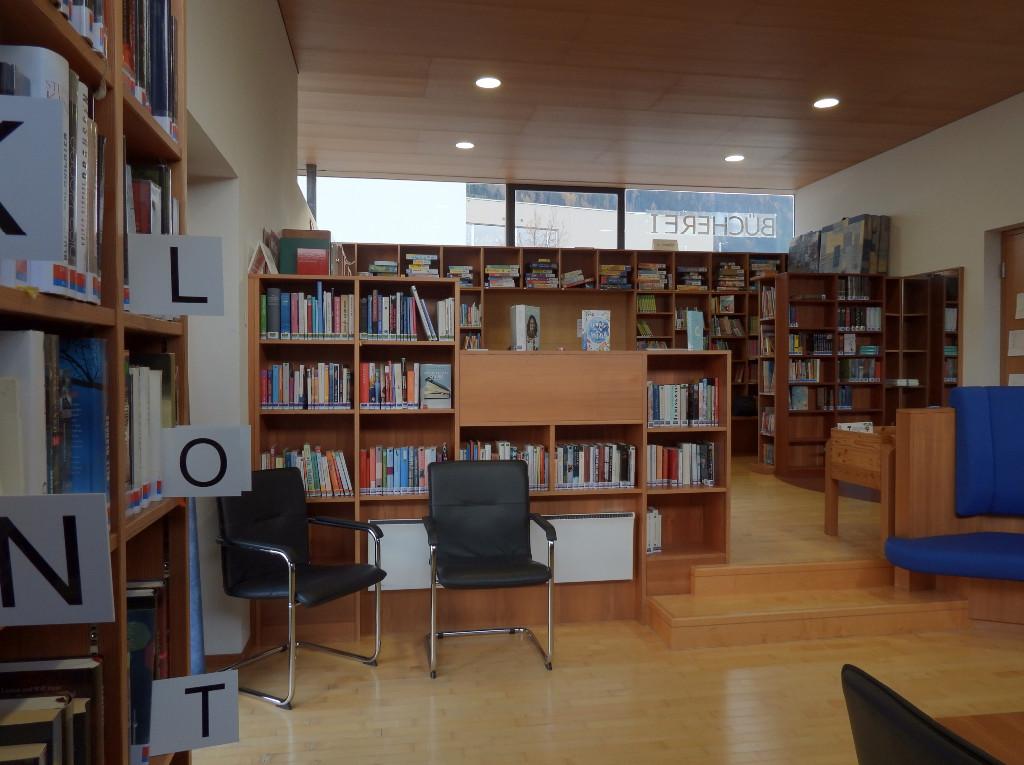 Innenansicht - zwei Sessel dahinter Regale