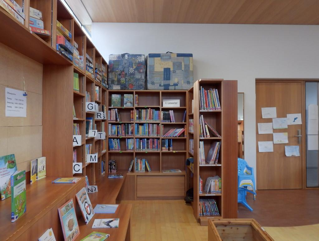 Innenansicht Bücherei - Regale mit Medien befüllt