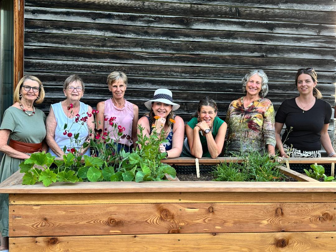 Unser Hochbeet mit einem Teil unseres tollen Teams